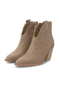 Botines de ante topo con punta afilada, diseño cortado, cremallera lateral y tacón apilado. Textura suave y detalles de costura mínimos.