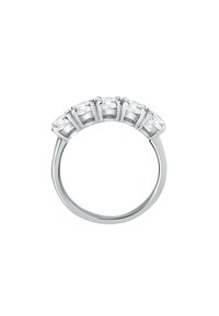 Anello in argento con cinque pietre preziose tondi e trasparenti disposte ad arco, con una fascia liscia e lucida e impostazioni a griffe per ogni pietra.