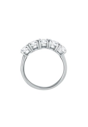 Anello in argento con cinque pietre preziose tondi e trasparenti disposte ad arco, con una fascia liscia e lucida e impostazioni a griffe per ogni pietra.