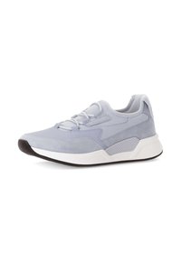 Lichtblauwe sportieve schoen van suede en mesh met een ronde neus, dikke witte zool en textuuraccenten aan de zijkant.