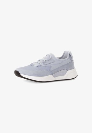 Hellblaue Sportschuh aus Wildleder und Mesh mit einer runden Zehenpartie, dicker weißer Sohle und strukturierten Akzenten an der Seite.