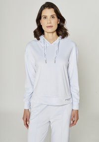 Sweat à capuche bleu clair en tissu doux avec col en V, cordon de serrage à la capuche et détail logo à l'ourlet. Manches longues.