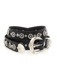 Cintura in pelle nera con hardware argentato, decorata con borchie floreali circolari e pietre trasparenti, con una fibbia classica e punta a punta.