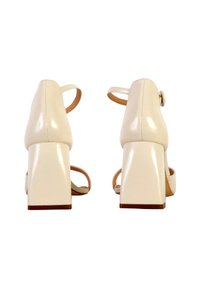 Beige lakleren sandalen met blokhak en enkelbandje. Heeft een gladde textuur en een ronde te ontwerpen.