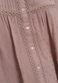 Unselected, mottled light pink