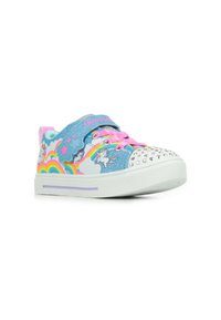 Baskets en toile bleue ornées de graphismes de licornes, d'accents arc-en-ciel, de lacets roses et d'un capuchon en métal clouté argenté. Tige en textile doux, semelle en caoutchouc.