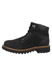 Bota de tobillo de cuero negro con un acabado texturizado, cordones azules y una suela de goma marrón con un dibujo pronunciado. Ojales plateados como detalle.