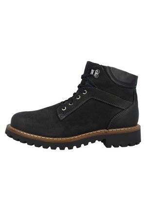 Bota de tobillo de cuero negro con un acabado texturizado, cordones azules y una suela de goma marrón con un dibujo pronunciado. Ojales plateados como detalle.