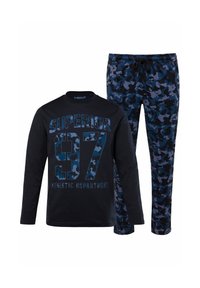 Maglietta nera a maniche lunghe con stampa camo blu e testo "SUPERIOR 97 ATHLETIC DEPARTMENT"; pantaloni della tuta blu camo abbinati con vita regolabile.