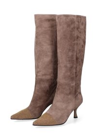 Stivali al ginocchio in suede marrone con punta affusolata e un accento testurizzato di borchie dorate sulla punta. Tacco sottile e superficie liscia.