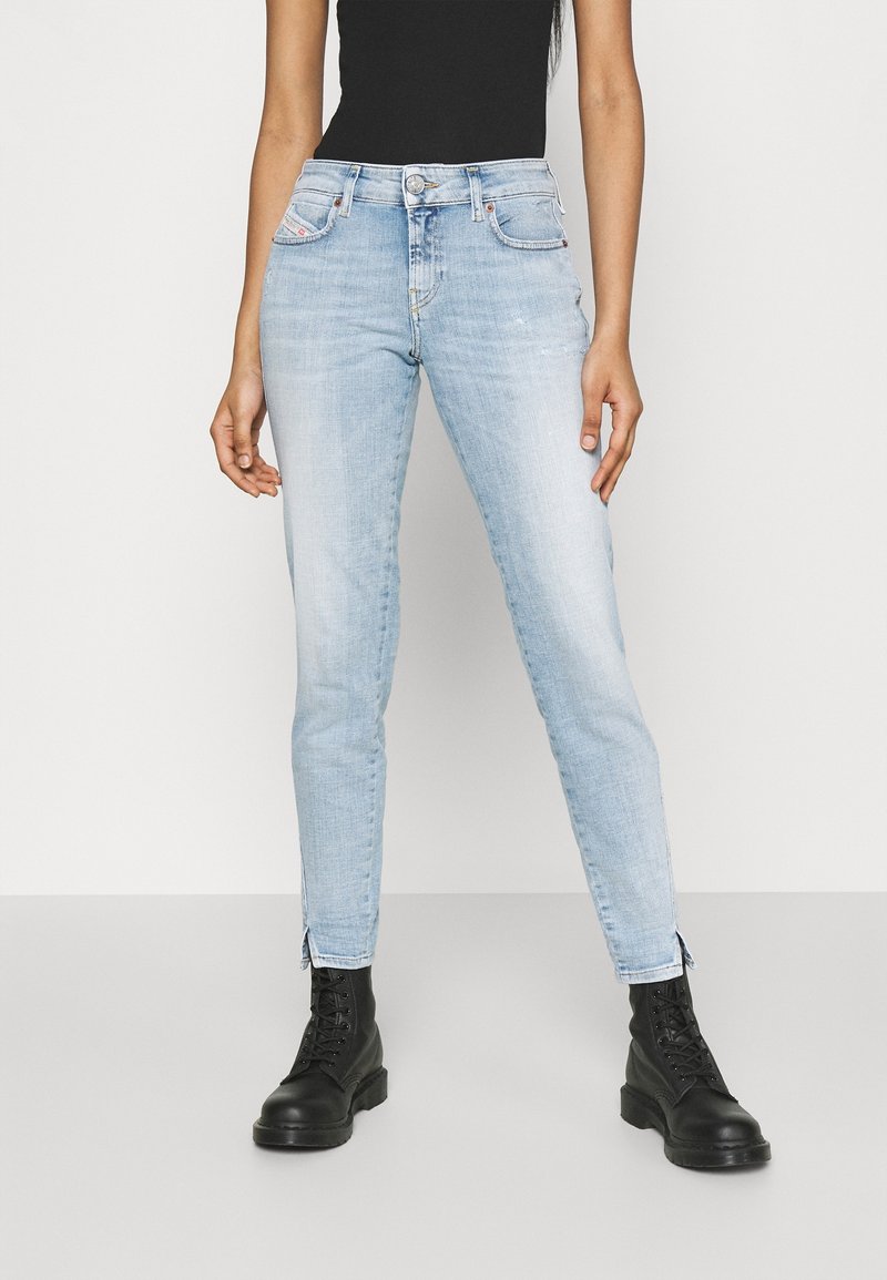 Ljusblå slim fit jeans i denim, med minimal blekning, fem fickor och diskret sömnad, kombinerat med svarta kängor.