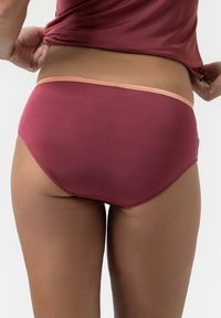 Bordeaux katoenen mix boxershort met een oranje tailleband. Gladde textuur, klassieke snit en elastische randen voor comfort.