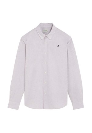 Camisa de manga larga abotonada con finas rayas verticales, cuello puntiagudo y pequeño logo de calavera en el pecho izquierdo.