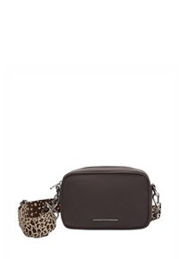 Bruine rechthoekige crossbody tas met een gladde textuur, voorzien van een luipaardprint schouderband en zilveren hardware accenten.
