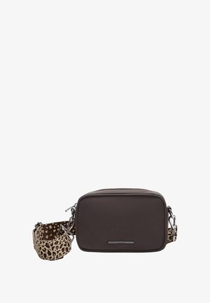 Bruine rechthoekige crossbody tas met een gladde textuur, voorzien van een luipaardprint schouderband en zilveren hardware accenten.