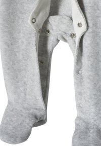 Hellgraues Baby-Overall mit Druckknöpfen im Schritt und Füßen, aus weichem, strukturiertem Stoff gefertigt.