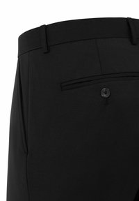 Zwarte broek van een gladde stof, met een recht model, een achterzak met een enkele knop, en een tailleband met riemlussen.