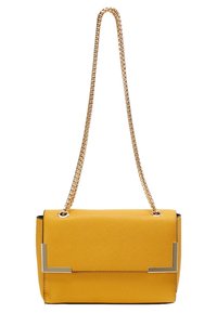 Žlutá kabelka z umělé kůže se zlatým řetízkovým popruhem a obdélníkovým tvarem. Na přední straně zdobená stříbrným detailem.