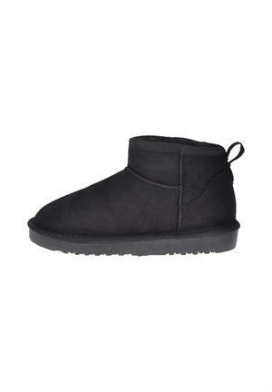 Stivaletti neri in suede con punta arrotondata, dettagli cuciti e linguetta per il tiraggio. Suola testurizzata per aderenza e comfort.