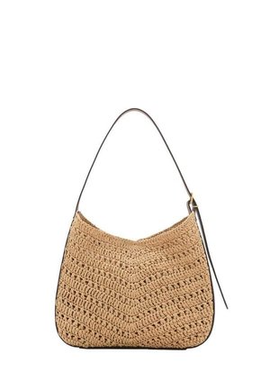 Bolso de hombro beige tejido con asa ajustable de cuero marrón oscuro y patrón de espiga texturizado.
