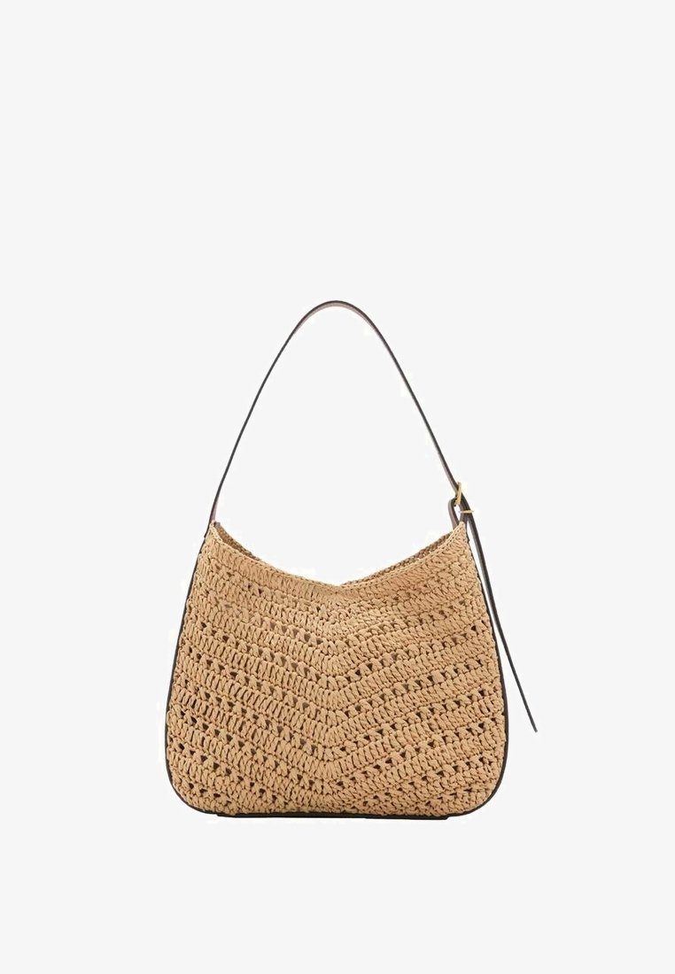 Sac à bandoulière beige tissé avec une sangle en cuir brun foncé ajustable et un motif chevron texturé.