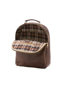 Sac à dos en cuir marron avec un design arrondi, doté d'un intérieur en tissu à carreaux, d'une poche avant zippée et de détails en métal doré.