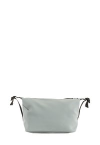 Borsa impermeabile grigio chiaro con texture morbida, forma arrotondata, tracolle scure regolabili e chiusura con cerniera per una conservazione sicura.