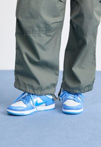 DUNK TWIST - Sneakers - photon dust/university blue/white