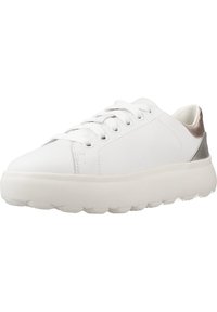 Baskets en cuir blanc avec bout rond, lacets blancs plats et semelle rembourrée. Accent argenté sur le talon ; design minimaliste et texture lisse.