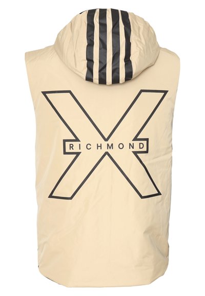 Gilet senza maniche beige con cappuccio, caratterizzato da dettagli a strisce nere e una grande grafica nera con una "X" e il testo "RICHMOND" sulla schiena.