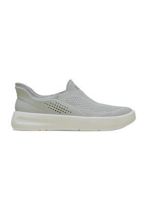 Hellgrauer Slip-On-Sneaker mit atmungsaktivem Mesh-Obermaterial, perforierter Seitenwand und dicker weißer, gepolsterter Sohle, im Profil gezeigt.