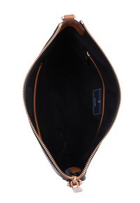 Interno in pelle nera di una borsa con una superficie liscia, dotato di una chiusura con zip dorata e di un'accattivante finitura in pelle marrone nella parte superiore.