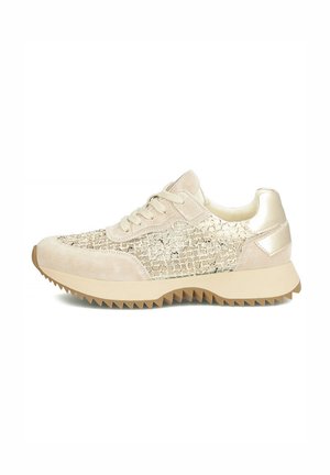 Beżowy tenisówka o plecionej fakturze, z przodem na sznurówki, wyściełanym kołnierzem i grubą, karbowaną podeszwą zapewniającą lepszą przyczepność i komfort.
