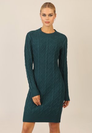 Türkisfarbener Strickkleid mit Rundhalsausschnitt, das ein strukturiertes Rautenmuster sowie gerippte Bündchen und Saum aufweist. Lange Ärmel.