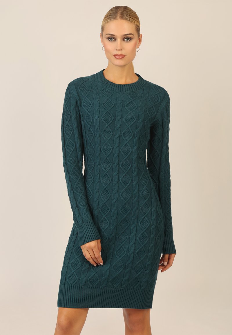 Teal strikket sweaterkjole med rund halsudskæring, prydet med et struktureret diamantmønster og ribbede ærmer og kant. Lange ærmer.