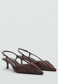 Ruske slingback štikle s oštrom nosom, s nabranom tkaninom, tankim trakama i malim, složenim petama.