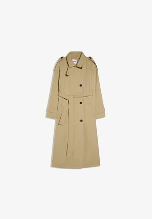 Bež dugi traper kaput s crnim gumbima, naramenicama, remenom oko struka i trakama na manžetama, prikazan ravno na bijeloj pozadini.