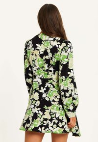 Liquorish FLORAL PRINT MINI WRAP WITH LONG SLEEVES  - Day dress - green