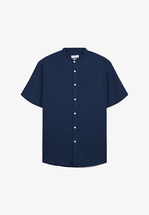 Chemise à manches courtes en tissu coton bleu marine ; dotée d'un col mandarin, de boutons de fermeture et de boutons blancs ; texture lisse, coupe droite.