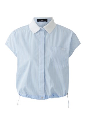 Hellblaue Kurzarmbluse mit weißen vertikalen Streifen, weißem Kragen, aufgesetzter Tasche und Druckknopf am unteren Saum.