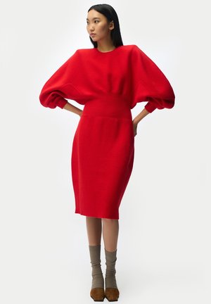 SCULPTURAL - Strickkleid - fiery red