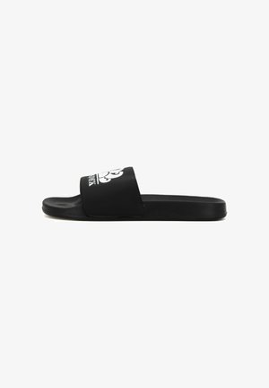 Sandalo tipo slide nero con emblema fleur-de-lis bianco e testo sulla fascia larga, suola piatta e design open toe.