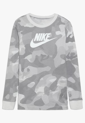 T-shirt Nike à manches longues avec motif camouflage gris et grand logo Nike blanc sur la poitrine, col rond et manches avec poignets.