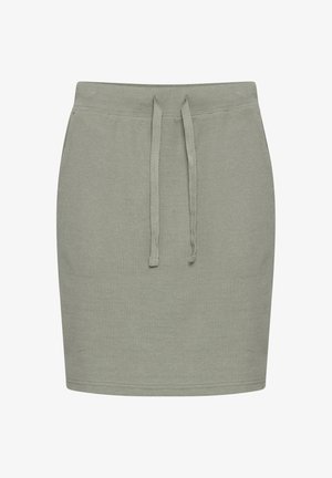 Heled roheline ribadega kudumiskleit, millel on nööriga vöökoht ja sobiv mudel. Omab siledat äärt ja minimaalset detailsust.