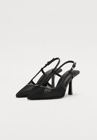 Mustat slingback-kengät, joissa on terävä varvas, valmistettu verkkomateriaalista. Varustettu stiletto-kannalla ja säädettävällä soljella. Rakenteellinen ruudukkomuotoilu.