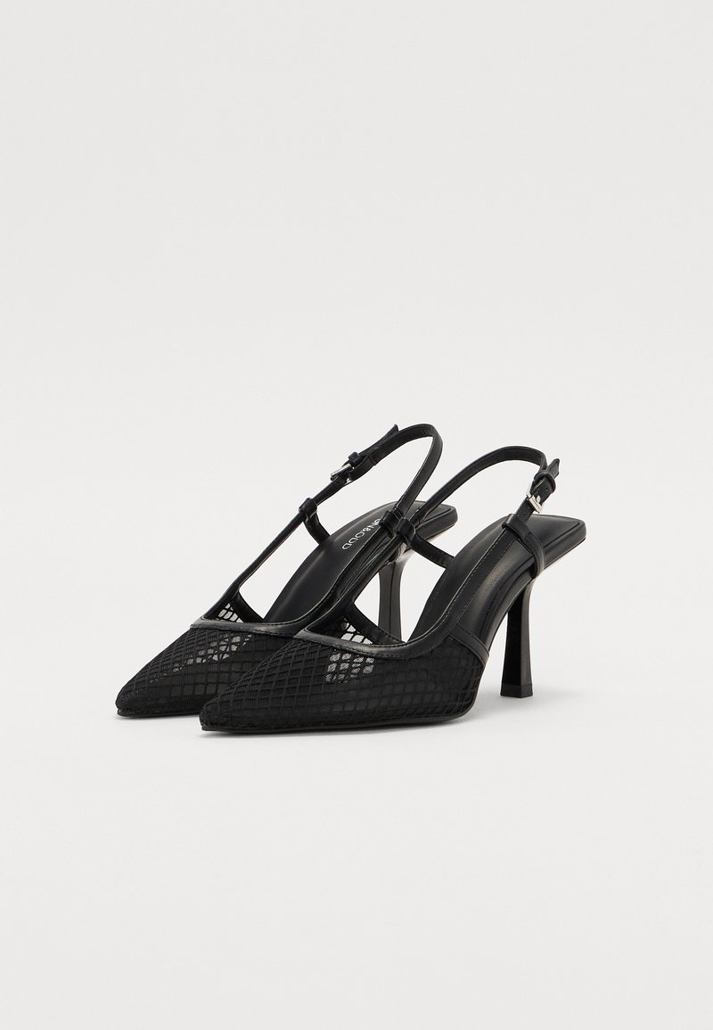 Talons aiguilles noirs à lanières, avec un bout pointu, fabriqués en matériau en maille. Caractérisés par un talon aiguille et une sangle à boucle réglable. Motif en grille texturé.
