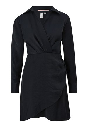 Donker marineblauwe wikkeljurk met een kraaghalslijn, lange mouwen en een licht gestructureerde stof; heeft een asymmetrische zoom en gathers.
