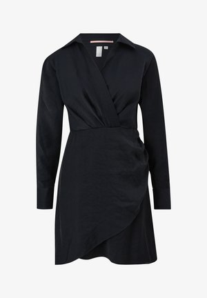 Donker marineblauwe wikkeljurk met een kraaghalslijn, lange mouwen en een licht gestructureerde stof; heeft een asymmetrische zoom en gathers.