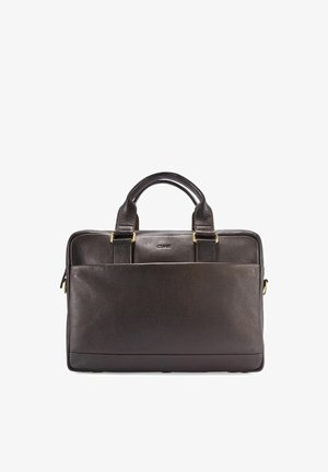 Ciemnobrązowa skórzana teczka z dwoma uchwytami, przednią kieszenią wsuwaną oraz metalowymi złotymi akcentami, przedstawiona na białym tle.