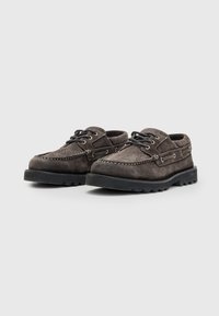 Scarpe in suede grigio scuro con lacci, caratterizzate da un design cucito, suola in gomma e occhielli in metallo. Profilo basso con superficie texture.
